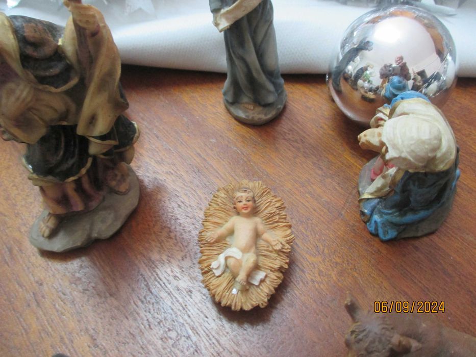 Figuras do presépio e alguns enfeites natalícios