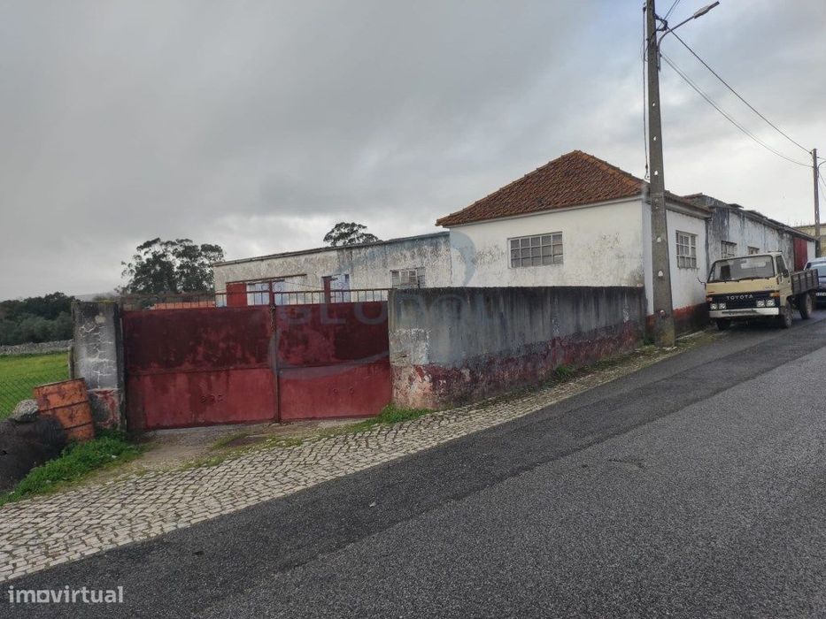 Conjunto imobiliário com antigo lagar e elevado potencial construti...