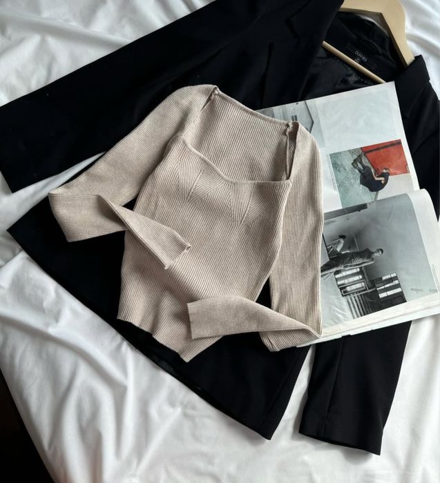 Кофта у рубчик з вирізом