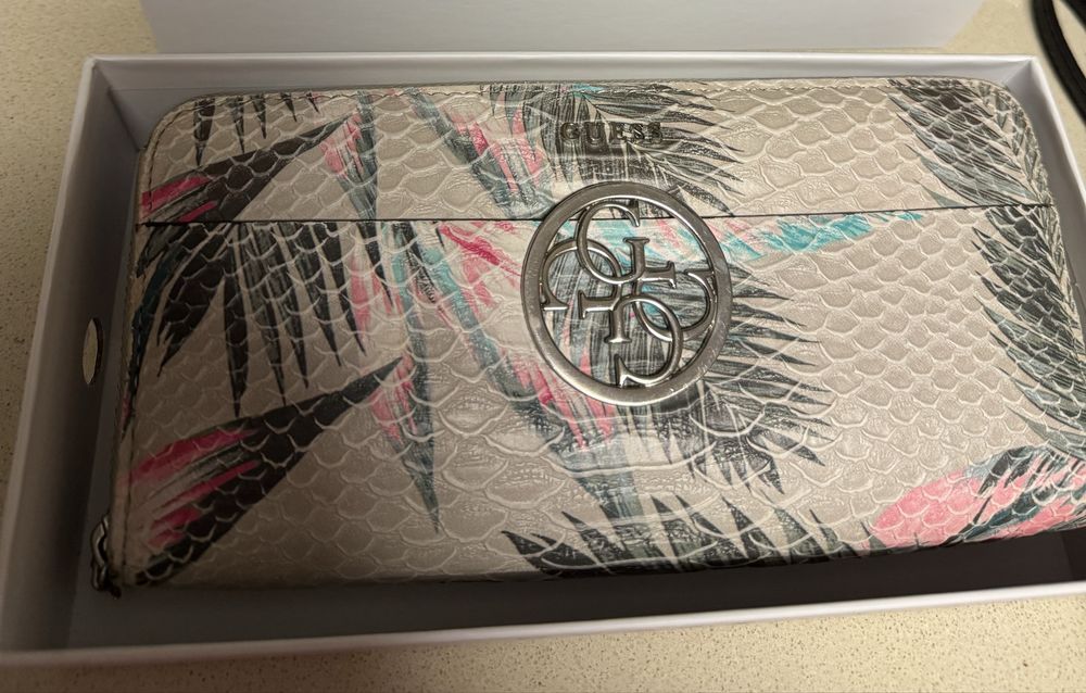 Carteira Guess colorida