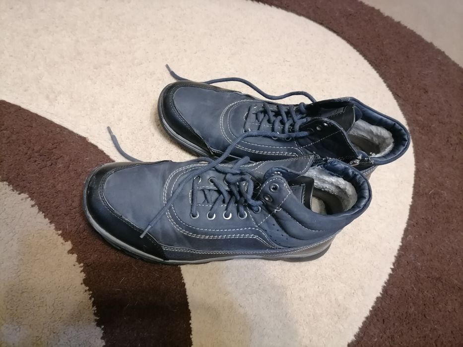 Buty  męskie granatowe.