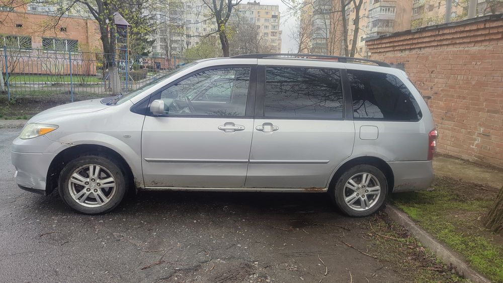 Мазда MPV автомобіль