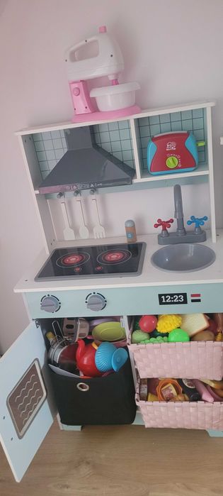 Drewniana dziecięca kuchenka
