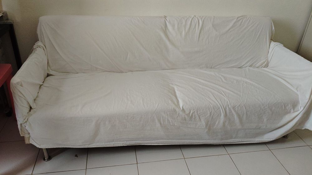 Dou sofá-cama em napa branco (precisa de ser novamente estofado)