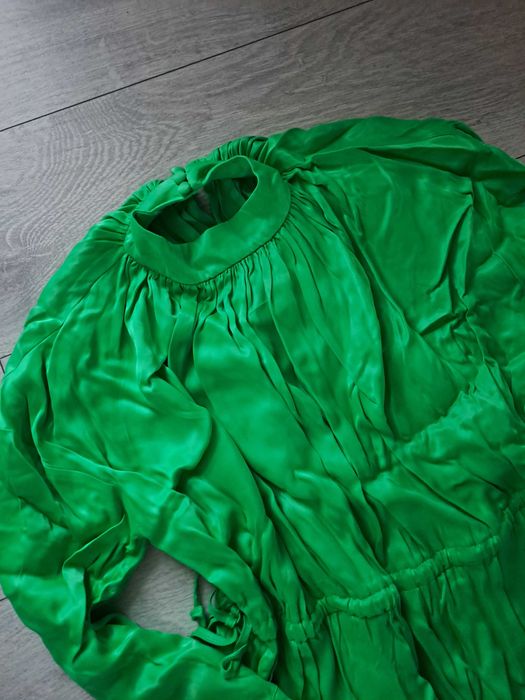 Zielona satynowa sukienka midi z wwiskozy elegancka 34