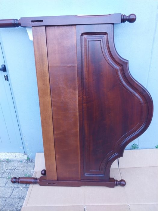 Cama antiga com mesinhas de cabeceira. Mogno.