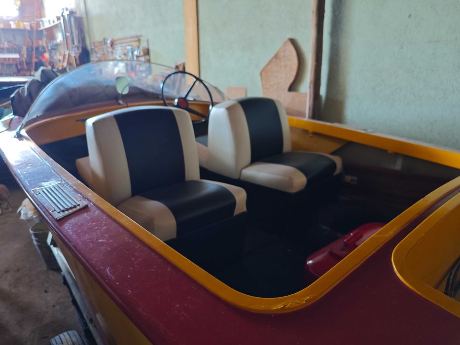 vendo barco de madeira, muito bem construído pelo próprio dono, com motor "mercury" de 35 cv e atrelado.