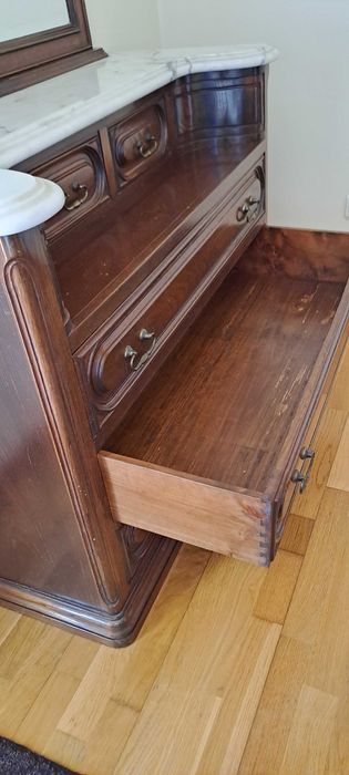 Quarto clássico em carvalho maciço, com tampo em mármore branco na cómoda e mesas de cabeceira