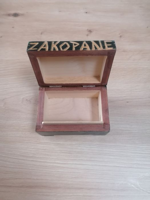 Drewniana szkatułka skrzyneczka