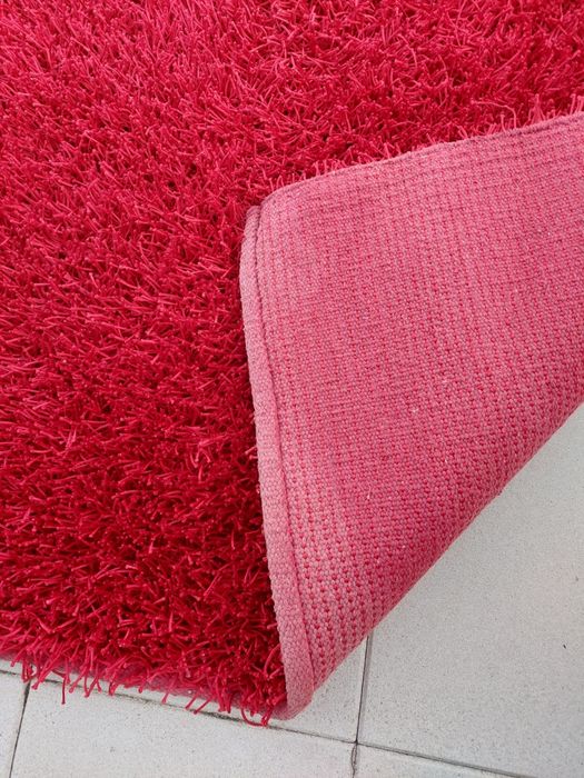Duas carpetes vermelho vivo,e uma Catanho pelo longo