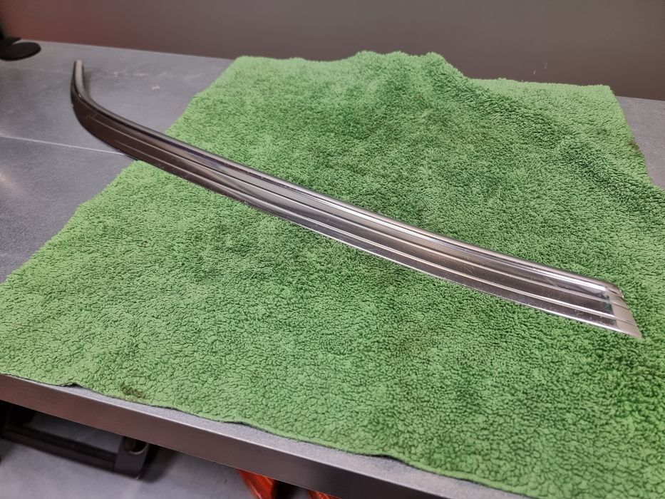 Frisos inferiores do parabrisas Mercedes W115