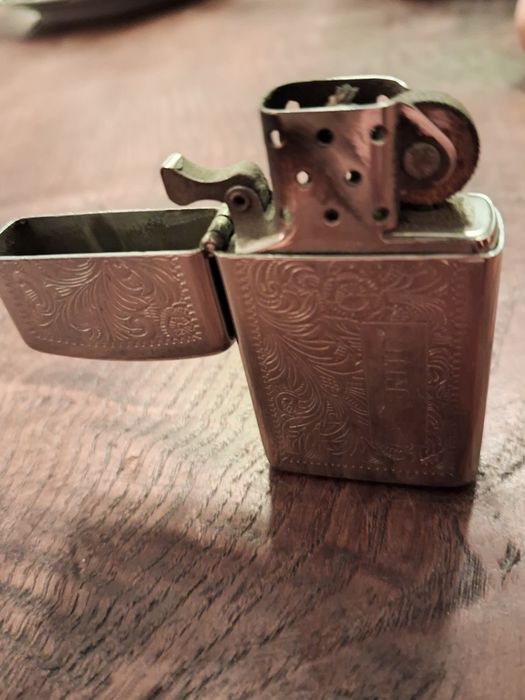 Zippo e caixa Zippo (reservado)