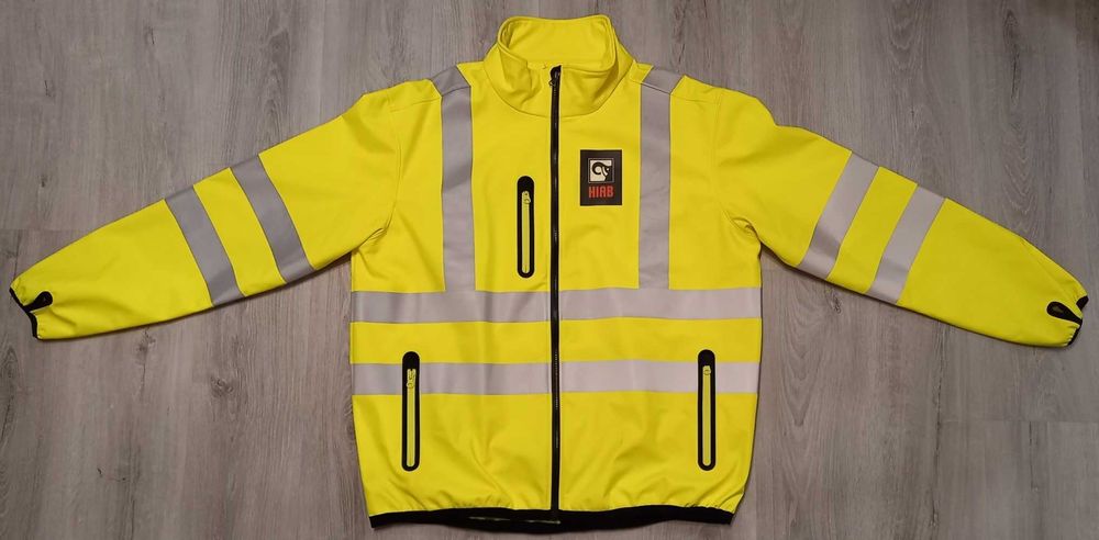 Kurtka softshell dobrze widoczna