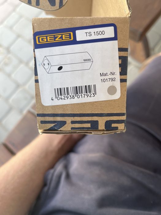 Samozamykacz GEZE TS 1500 bez ramienia srebrny