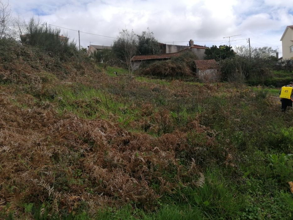 Vende-se terreno com barracão