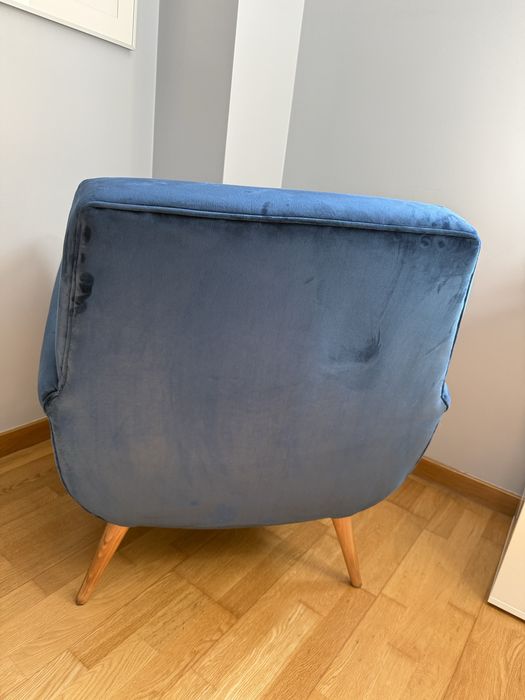 Cadeirão estilo retro com tecido veludo azul e pés de carvalho natural