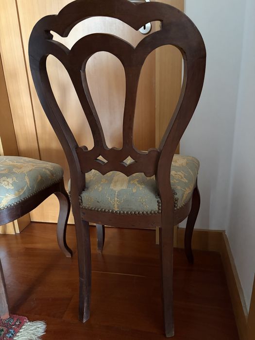 Par de cadeiras estofadas em mogno