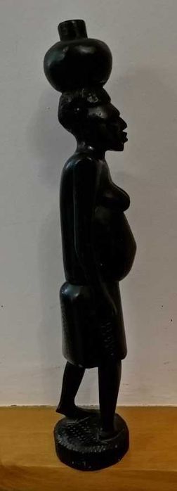 Escultura em pau preto de mulher carregando jarro de água