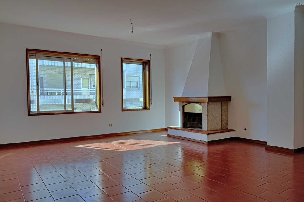 Apartamento T3 com 2 WC e garagem fechada junto às Portas da Maia