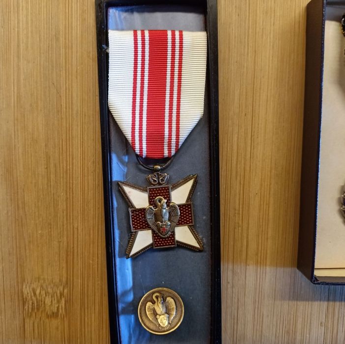 Dwa medale za zasługi.