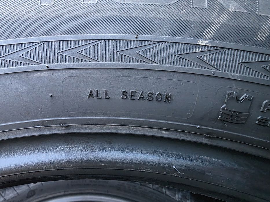 Всесезонні шини Nokian 235/60 18