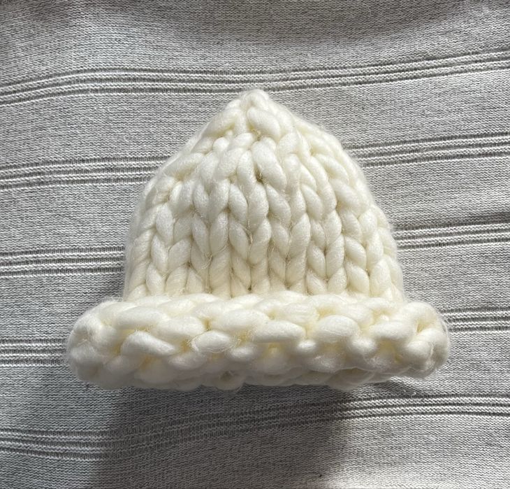 Жіноча вʼязана тепла шапка з ангори