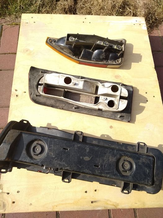 Задні фари, повороти, стопи.