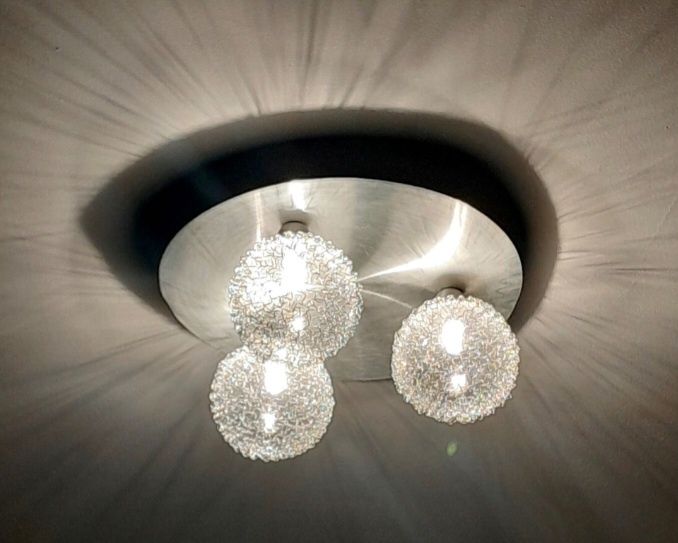 Candeeiro de teto com bonito efeito de iluminação