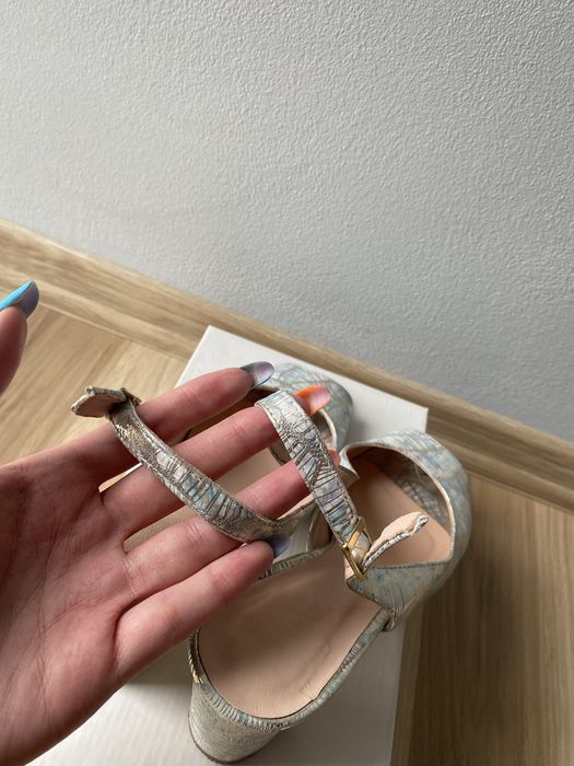 Przepiękne sandałki na słupku kolorowe z odkrytymi palcami skórzane