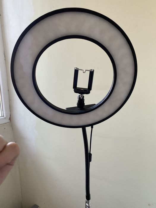 Кольцевая лампа б/у на штативе для бьюти мастеров