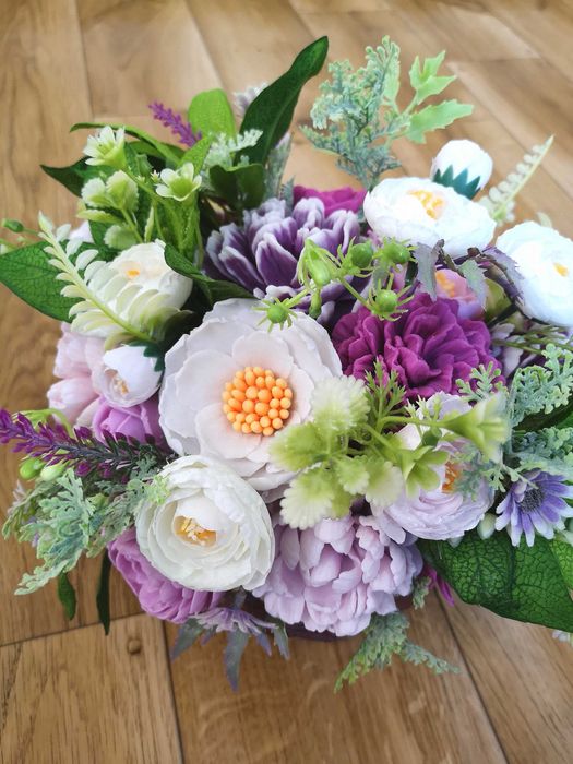 Bukiet kwiatów mydlanych pachnących w koszyczku dekoracja