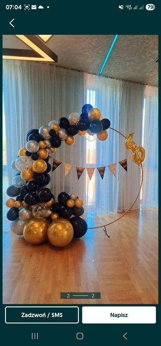 Duży złoty metalowy stelaż