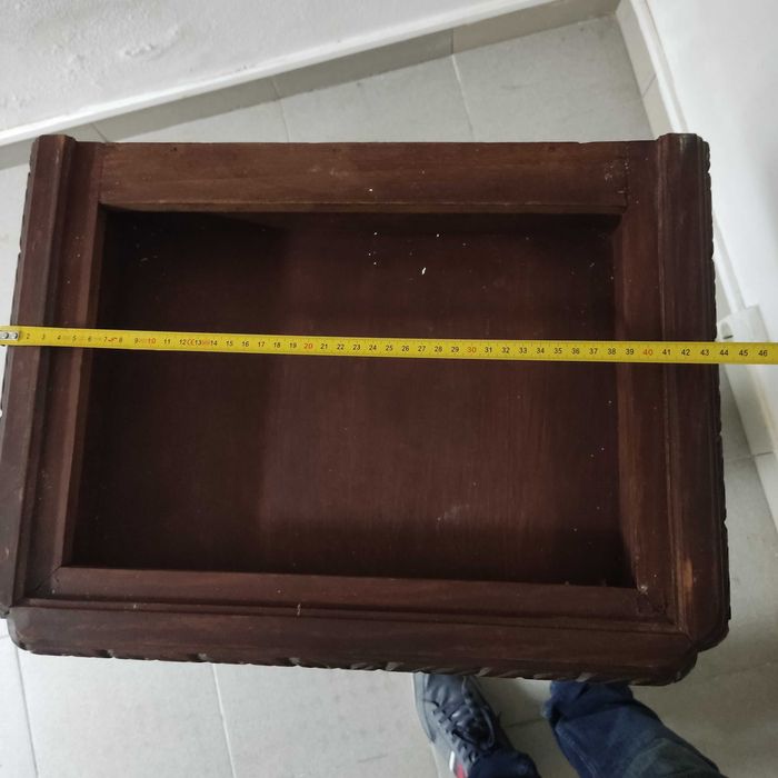 Mesinha ou coluna antiga toda trabalhada com gaveta sem tampo