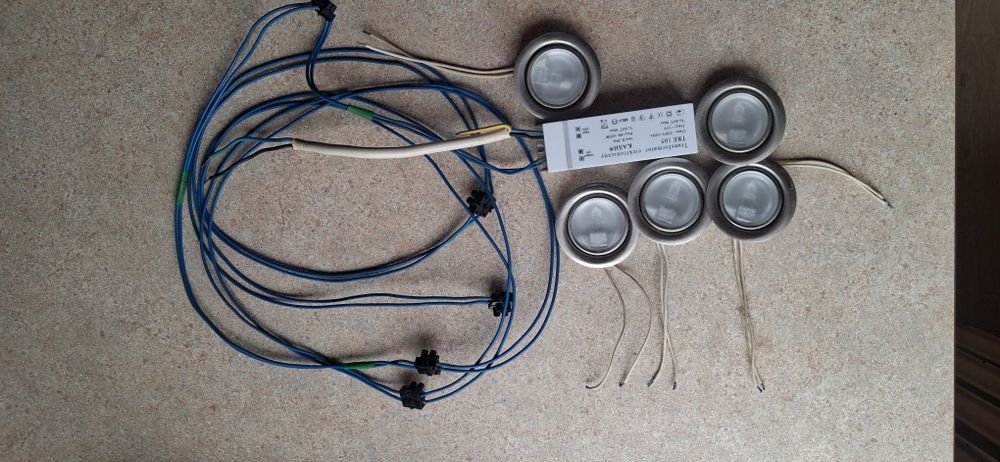 Zaestaw oświetlenia halogenowe