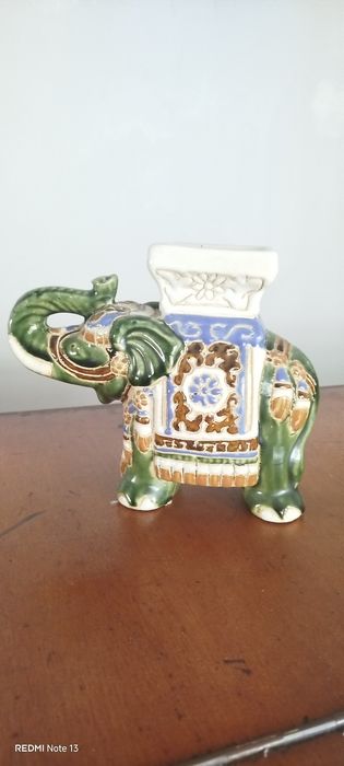 Elefante em cerâmica e queimador