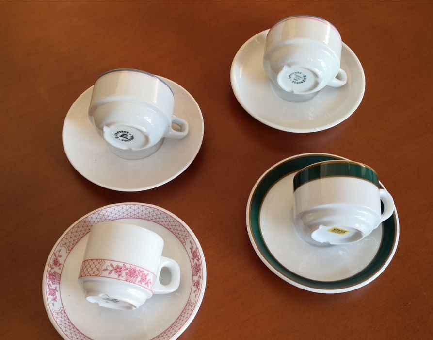 Chávenas de café e pires
