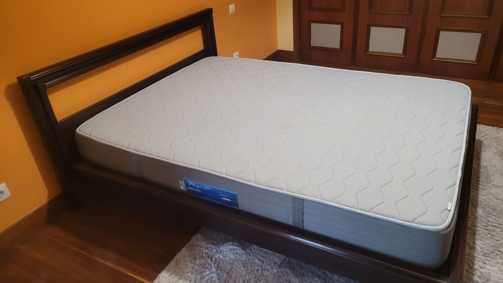 Cama de casal com estrado e colchão