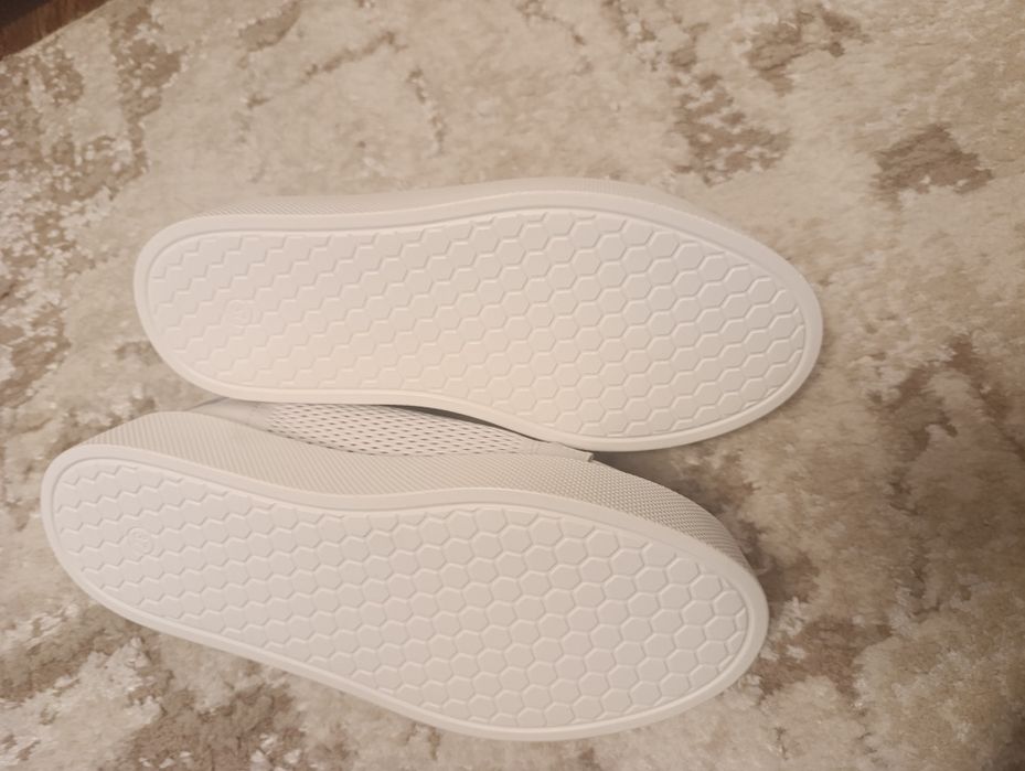 Продам нові кеди .