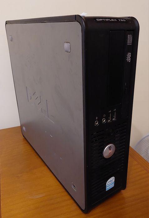 Computador torre, monitor, teclado e rato