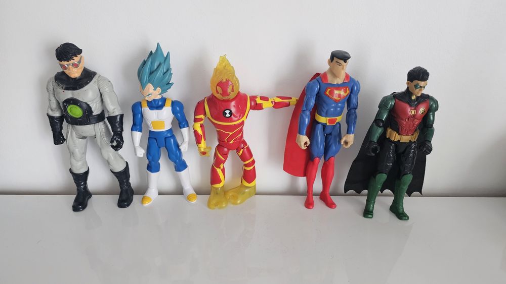 Semi-new Marvel action figures64552911728513122