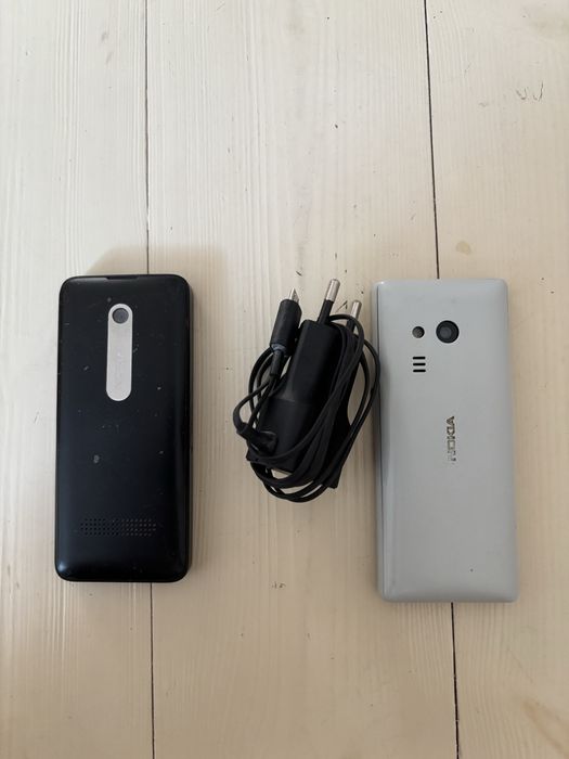 Telefony Nokia plus jedna ladowarka Nokia