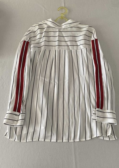 Camisa branca com riscas pretas e faixas vermelhas (Bershka)