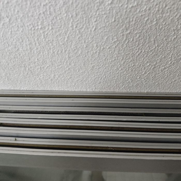 2 conjuntos de janela de alumínio média com aduelas cada conjunto 90€