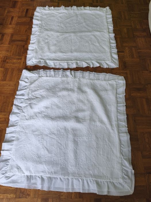 2 fronhas de decoração lavradas em algodão novas