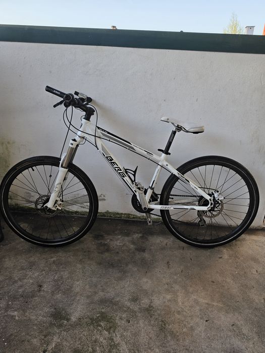 Bicicleta Berg com pneus de estrada
