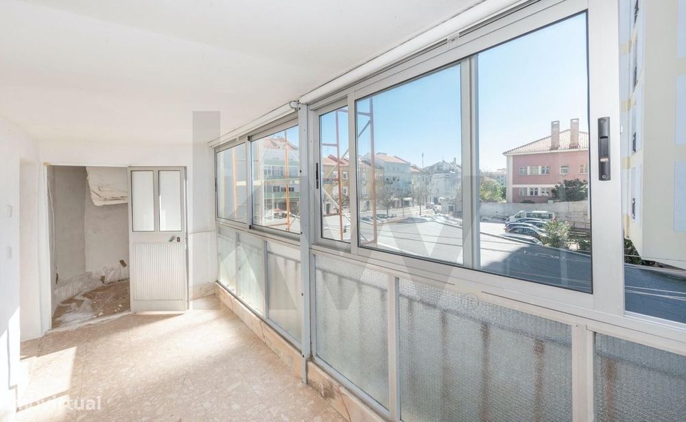 Apartamento T2 * Bairro de Inglaterra * Varanda c/ Vista de Cidade