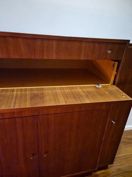 Móvel com bar lateral. Em excelente estado.