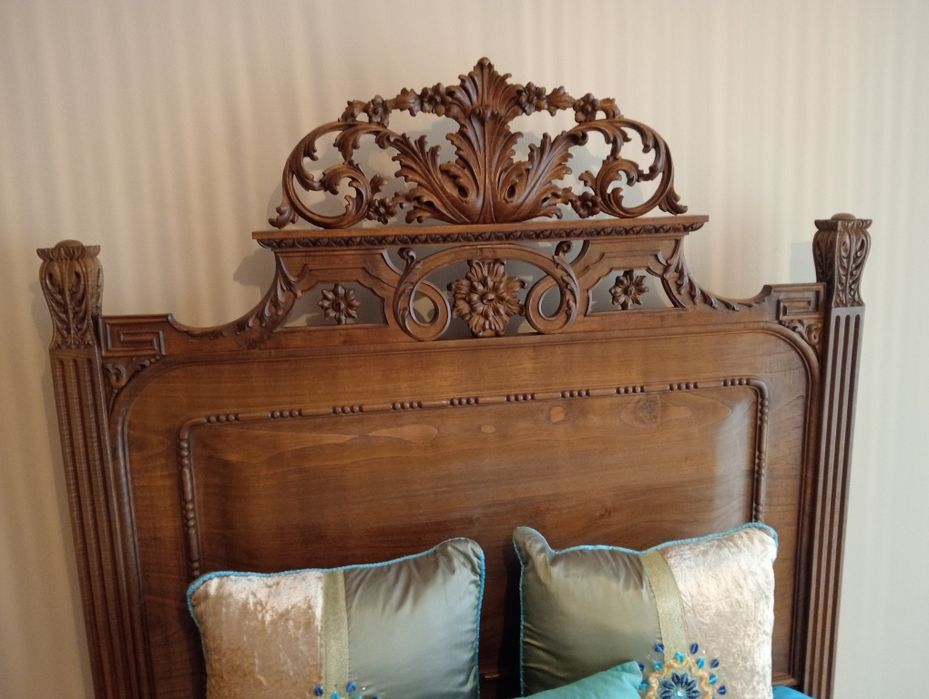 Cama antiga em madeira e roupeiro