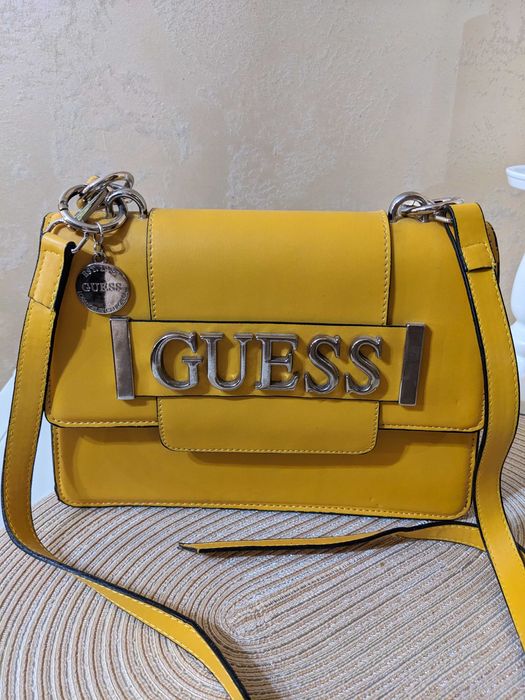 Яскрава жовта сумка Guess –