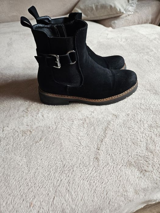 Buty botki z klamrą